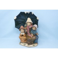 VERY NICE Lladro Gres figurine Three Under the Umbrella 3513 aka A Wintry Day