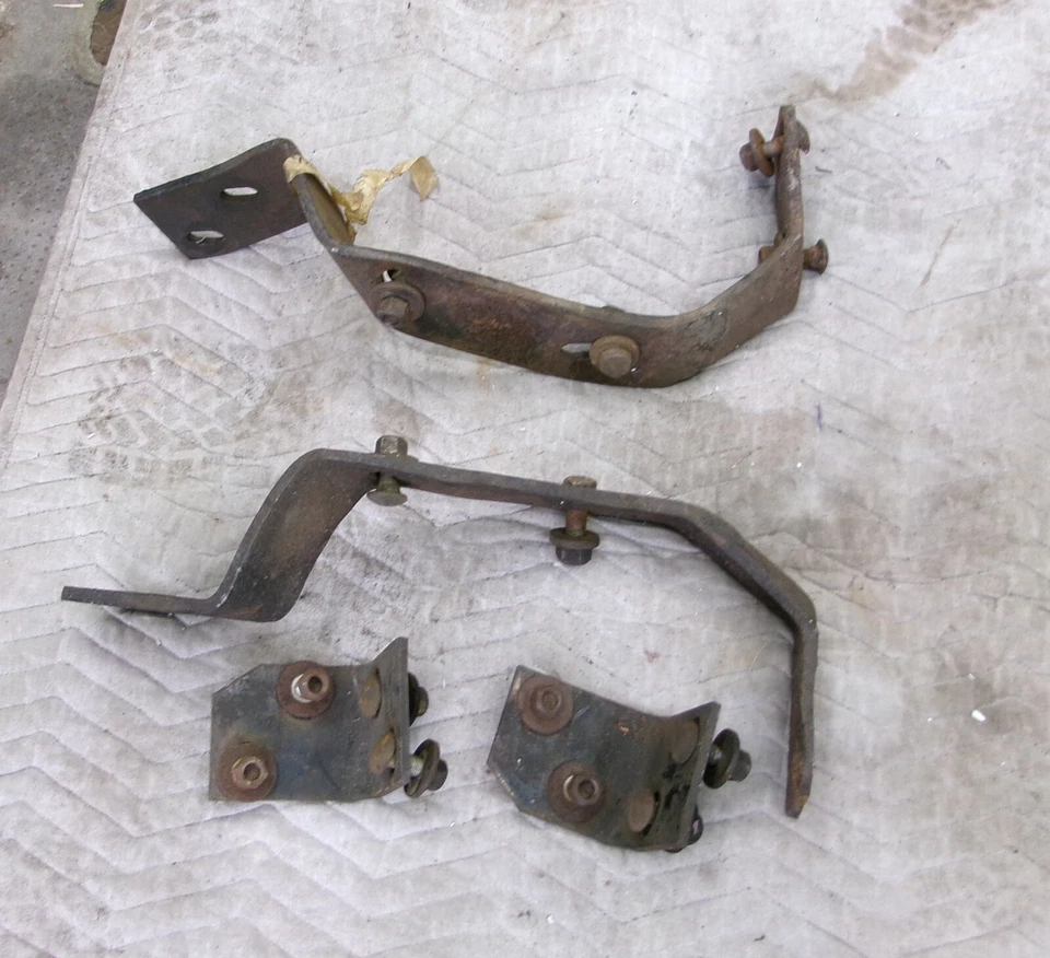 Juego de 4 soportes de parachoques delanteros Cadillac 1964 con pernos vintage OEM Foto 4 de 4