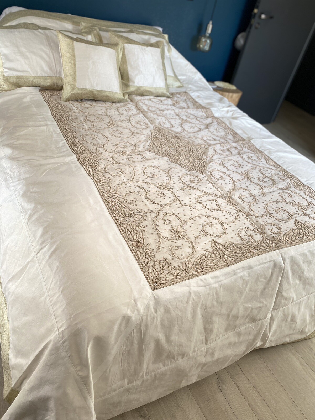 Parure de Lit Nuptiale en Soie Blanche Broderie Zardosi | Housse Couette Luxe 240x220