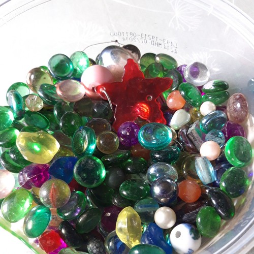 Joblot Of Mini Glass Pebbles And Some Plastic & Beads For Craft - Picture 3 of 4