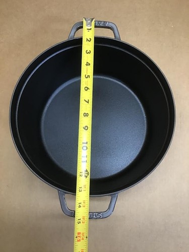 Cocotte Redonda Staub Hierro Fundido 9 Qt - Gris Grafito, Hecho en Francia - Imagen 3 de 7