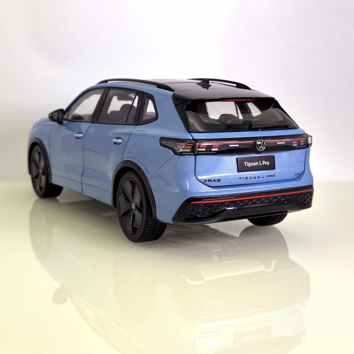 1:18 SAIC Volkswagen Tiguan L PRO Blue 2024 Diecast Metal
