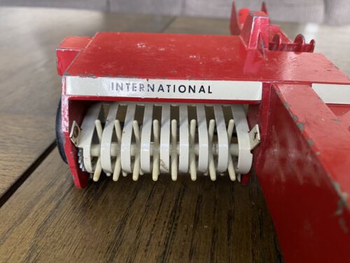 Vintage ERTL International Harvester Hay Baler 1/16 Scale Diecast - Picture 3 of 10