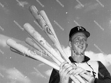 EK183 Bob Robertson Pittsburgh Pirates Holds Big Bats 8x10 11x14 16x20 Photo