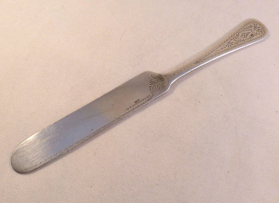 Cuchillo plano decorado para té/desayuno/postre Coin Silver JE Caldwell Foto 2 de 4