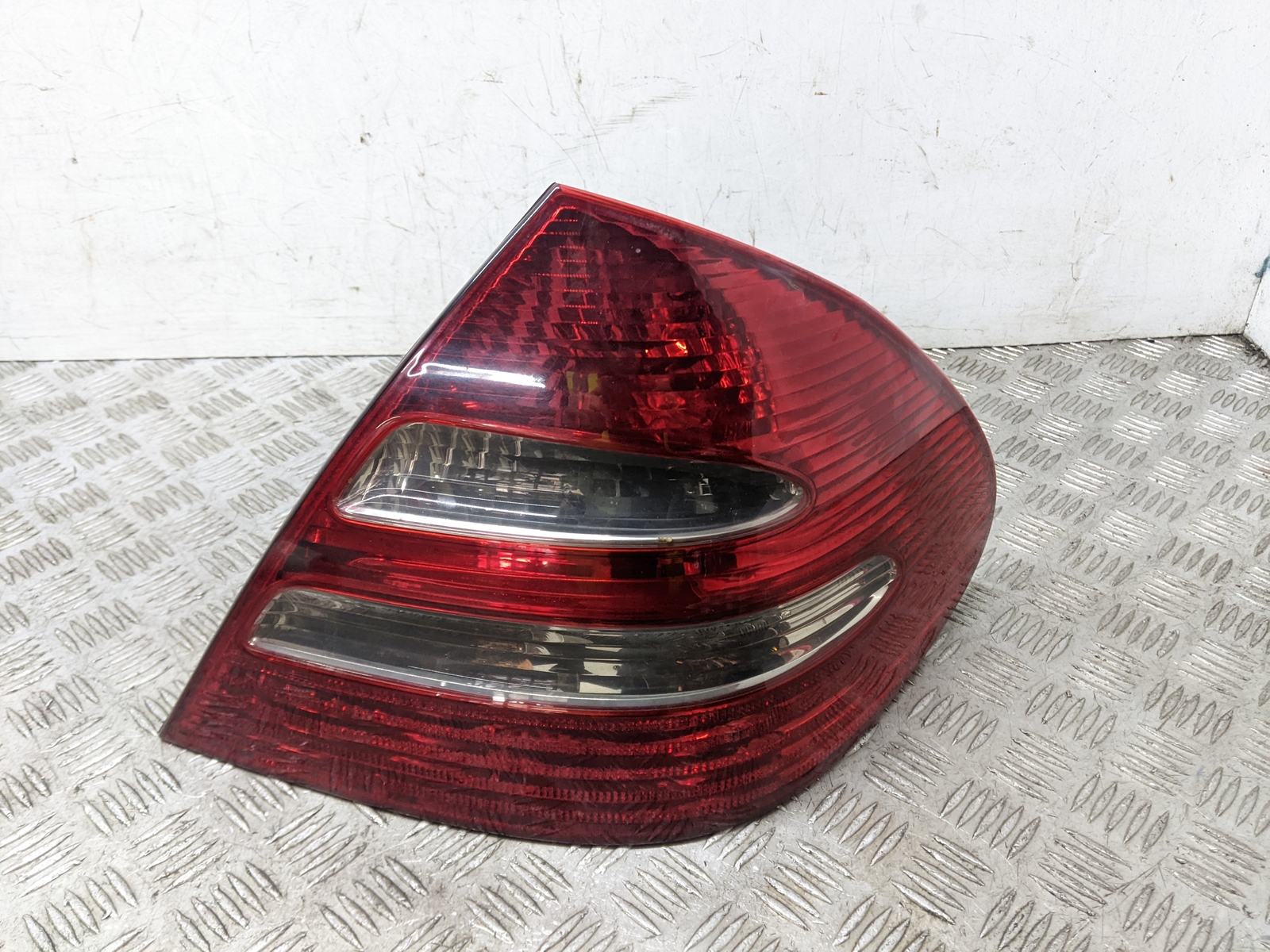 MERCEDES E270 CDI Elegance Auto 2002-2008 Heck/Rücklicht (O/S 