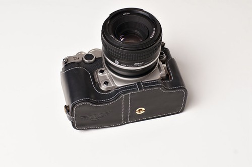 Funda protectora de cuero genuino con media cámara para Nikon DF parte inferior abierta negra - Imagen 3 de 9