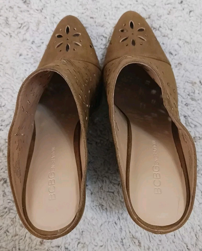 Sapatos BCBGeneration. Saltos Brown Pumps. Corte a laser feminino tamanho 8B Carnen 34BC388 - Imagem 3 de 4