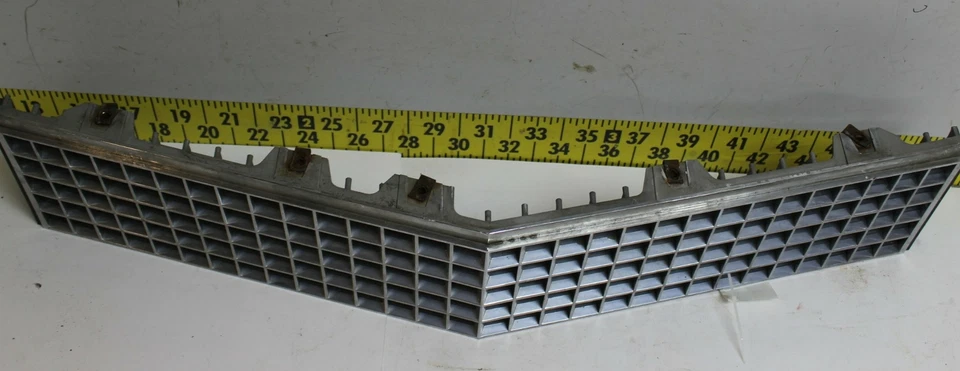 Grelha usada OEM 1614185 1978-1979 Cadillac Fleetwood Brougham - Imagem 2 de 4