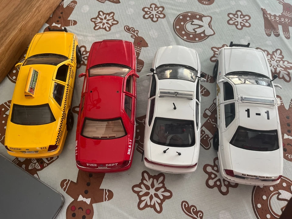 Motor Max 1:24 2007 Ford Crown Victoria 2002 Chevrolet Impala Cop Fire Taxi Law - Image 3 of 4