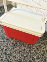 Igloo Laguna 9-Quart Hard Cooler Red & White 13 Twelve-Ounce Cans Cool Riser USA