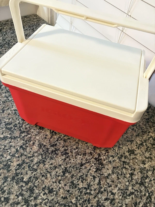 Igloo Laguna 9-Quart Hard Cooler in red and white