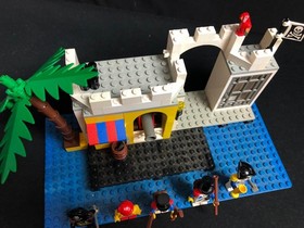 1991 LEGO 6267 Pirates Pirates I Imperial Soldiers Lagoon Lock-Up