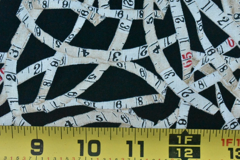 Por 1/2 yarda, cintas métricas de costura bronceadas en edredón negro algodón/acolchado en blanco, P7155 Foto 3 de 4