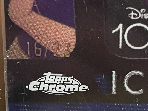 2023 TOPPS DISNEY CHROME 100 THE POISONED APPLE IM-10 BLUE REFRACTOR 16/23 - Picture 3 of 3