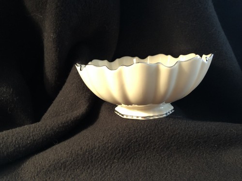 Tazón esculpido Lenox con platino decorado a mano, 6"" de ancho por 2,75"" de alto - Imagen 10 de 11