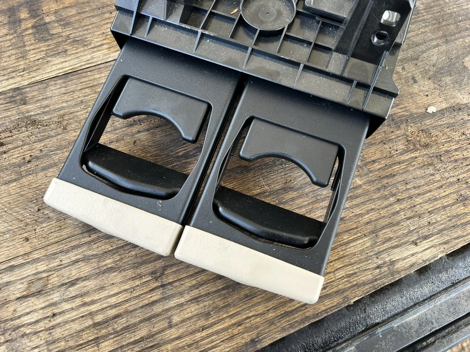 Porta-copo deslizante painel frontal 2011-2017 Nissan Quest fabricante de equipamento original 684301JB0A - Imagem 2 de 2