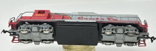 Bachmann HO GP40 Locomotive, Santa Fe #6067 Runs, light works. - Picture 3 of 5