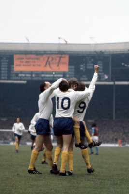 Martin Chivers von Tottenham Hotspur feiert mit Teamkollegen - 1971 4x6 Foto
