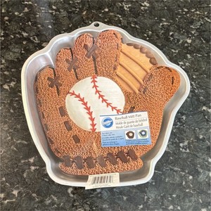 Wilton Baseball Mitt Cake Pan Aluminum Non-Stick Oven Safe 2-Layer 2105-655