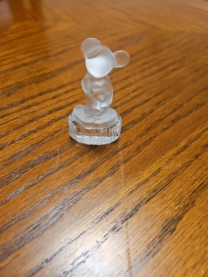 Disney Goebel Cristal Esmerilado Mickey Mouse 3 pulgadas de Alto Sosteniendo Corazón Alemania Foto 3 de 4