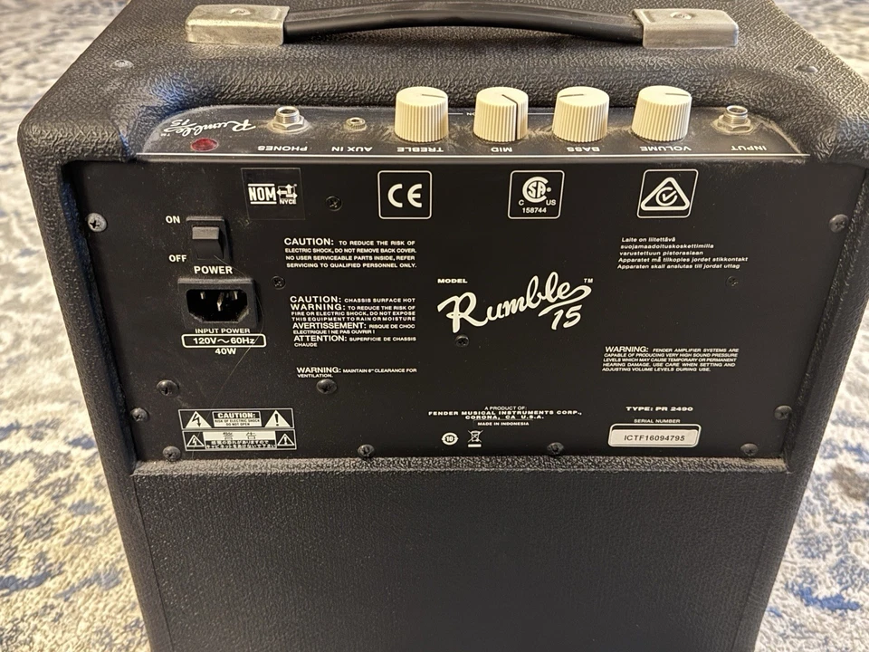 Altavoz amplificador bajo Fender Rumble 15 40W / 120V (PR-2490) - Funciona Foto 2 de 4