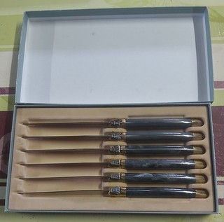 coffret de six couteaux de table Laguiole reconnaissables à l'abeille