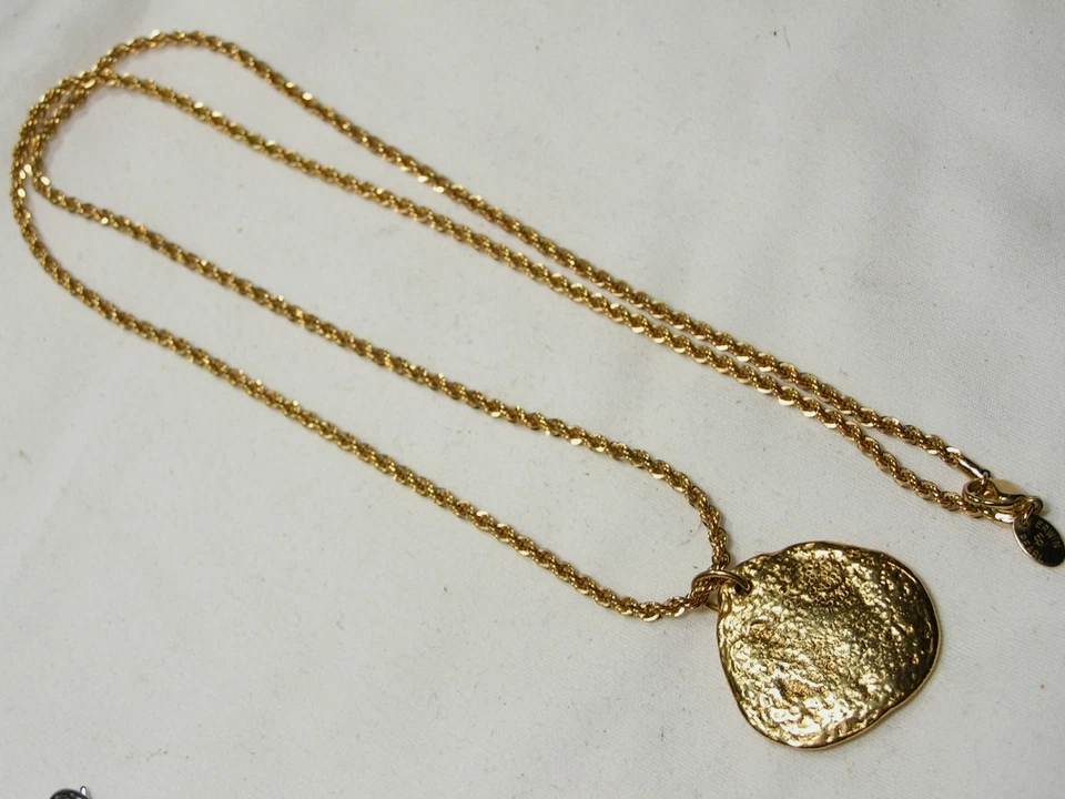 ...ERWIN PEARL...Collar Colgante Diseño Pepita Tono Dorado... Foto 2 de 4