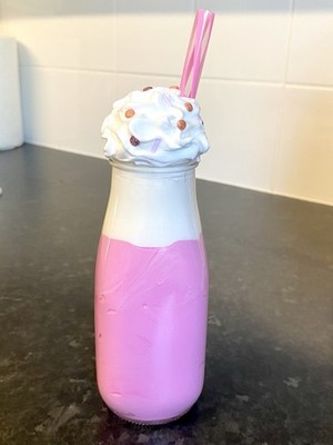 Künstlicher Milchshake mit Schlagsahne und Streuseln