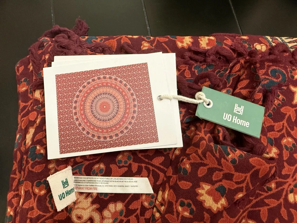 "Tapiz floral Urban Outfitters UO Home 84"" X 100"" nuevo" Foto 3 de 4