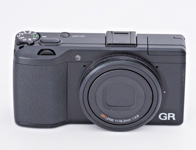 RICOH GR (APS-C Size CMOS Sensor) RICOH GR (APS-C Size CMOS Sensor)