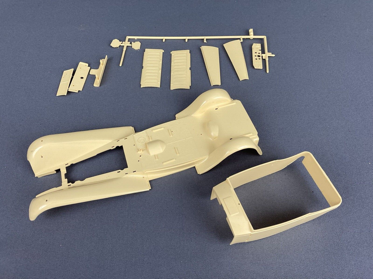 Vintage Lindberg 1931 Bugatti Royale Victoria 1/24 Scale Plastic