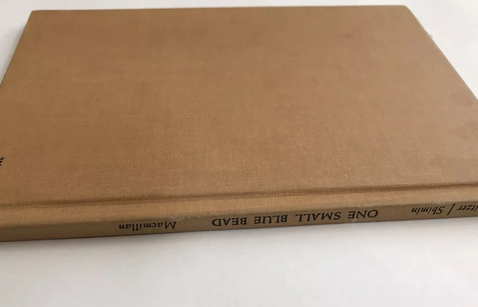 One Small Blue Bead by Byrd Baylor 1965 First Edition Symeon Shimin Illustrated Foto 4 de 4