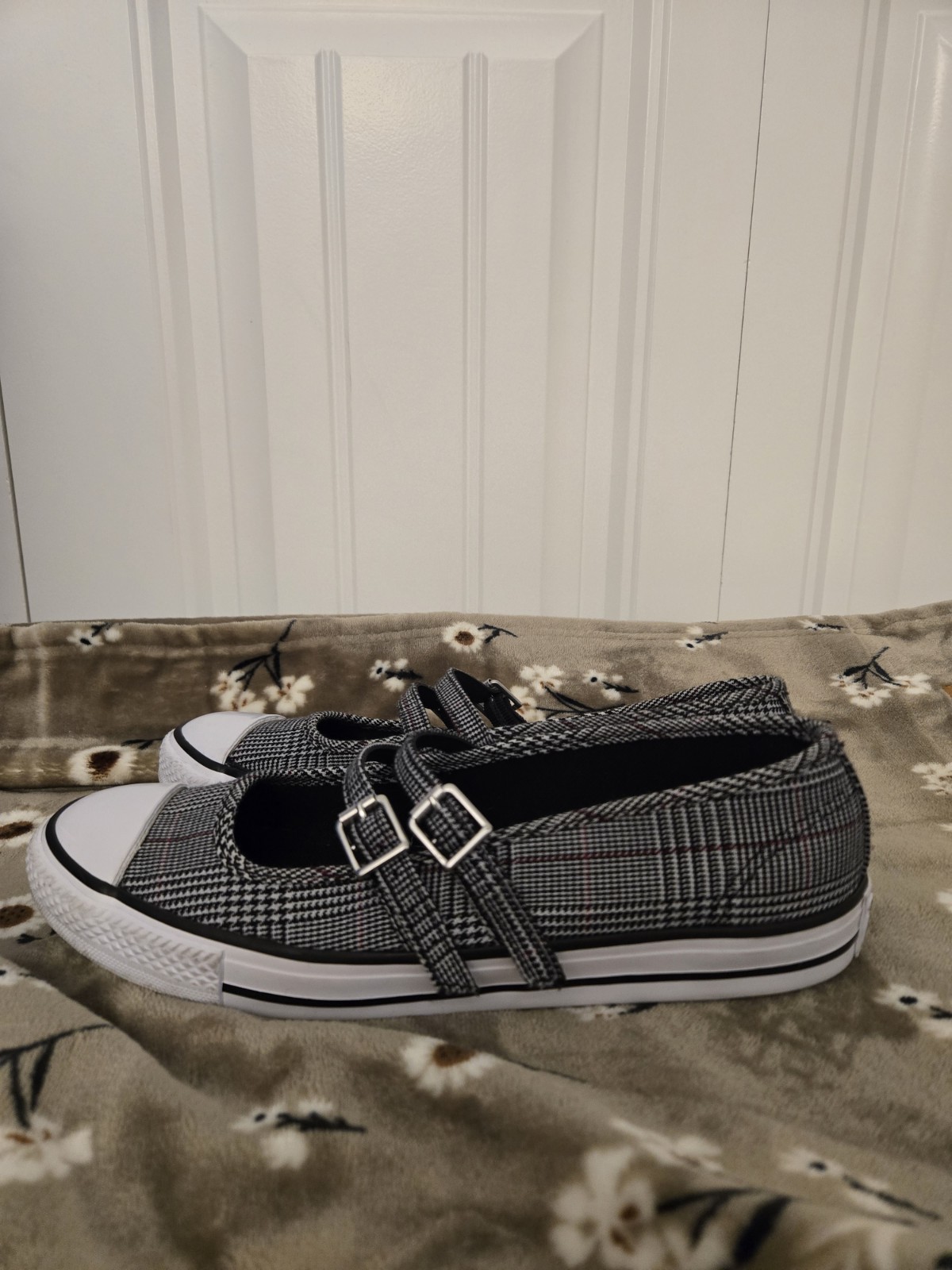 Converse Dainty Mary Jane Sneaker - Women's size 7