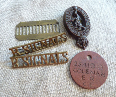 R Signale Schultertitel Royal Corps Signale Mützenabzeichen rote Faser Erkennungsmarke 
