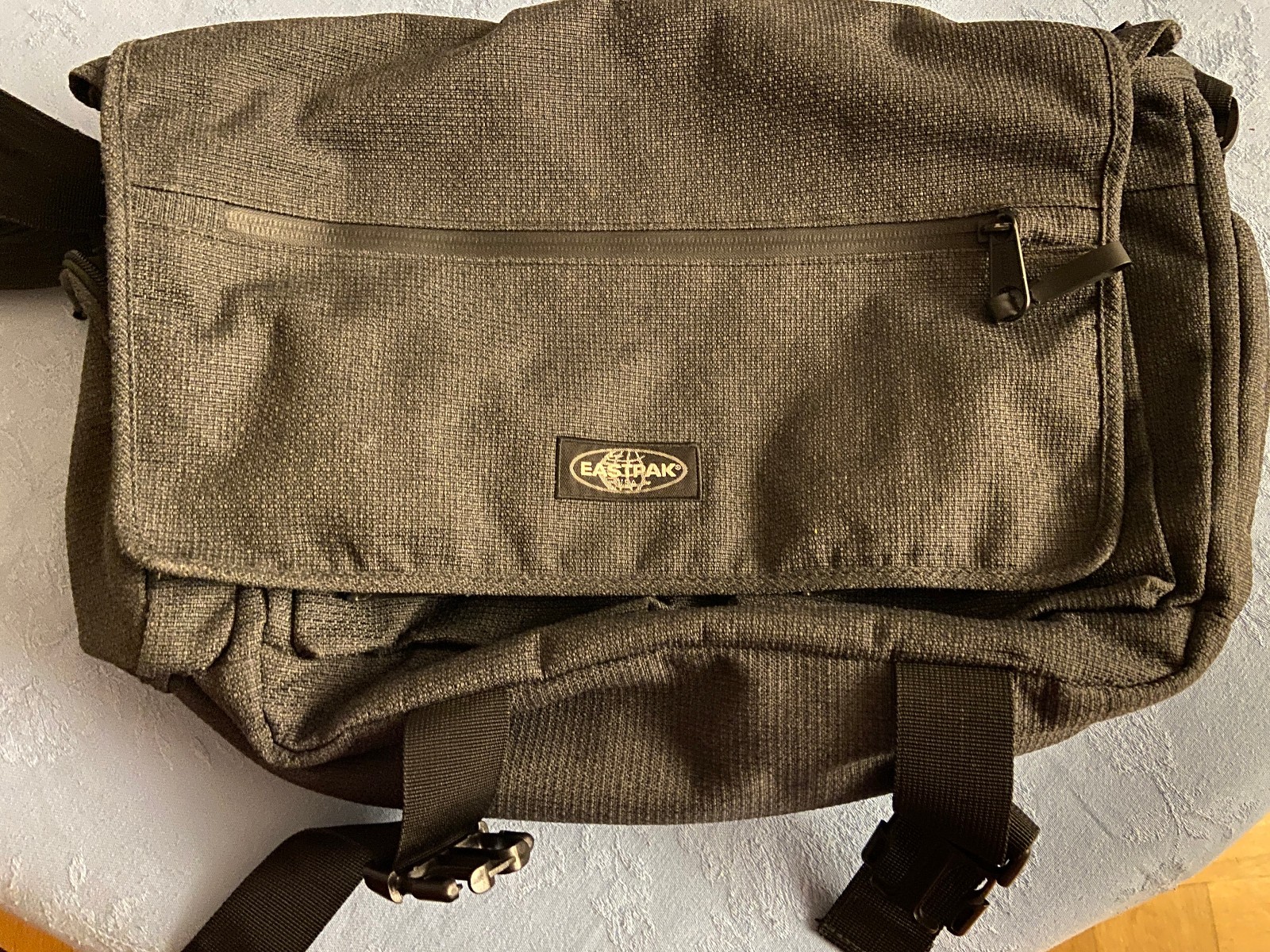Grand sac besace Eastpak gris foncé