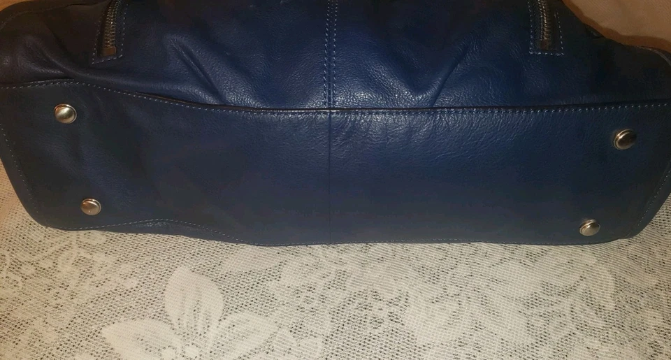 Bolso de Hombro B. Makowsky Azul Marino Cuero Guijarro con Forro Estampado de Animales Foto 4 de 4