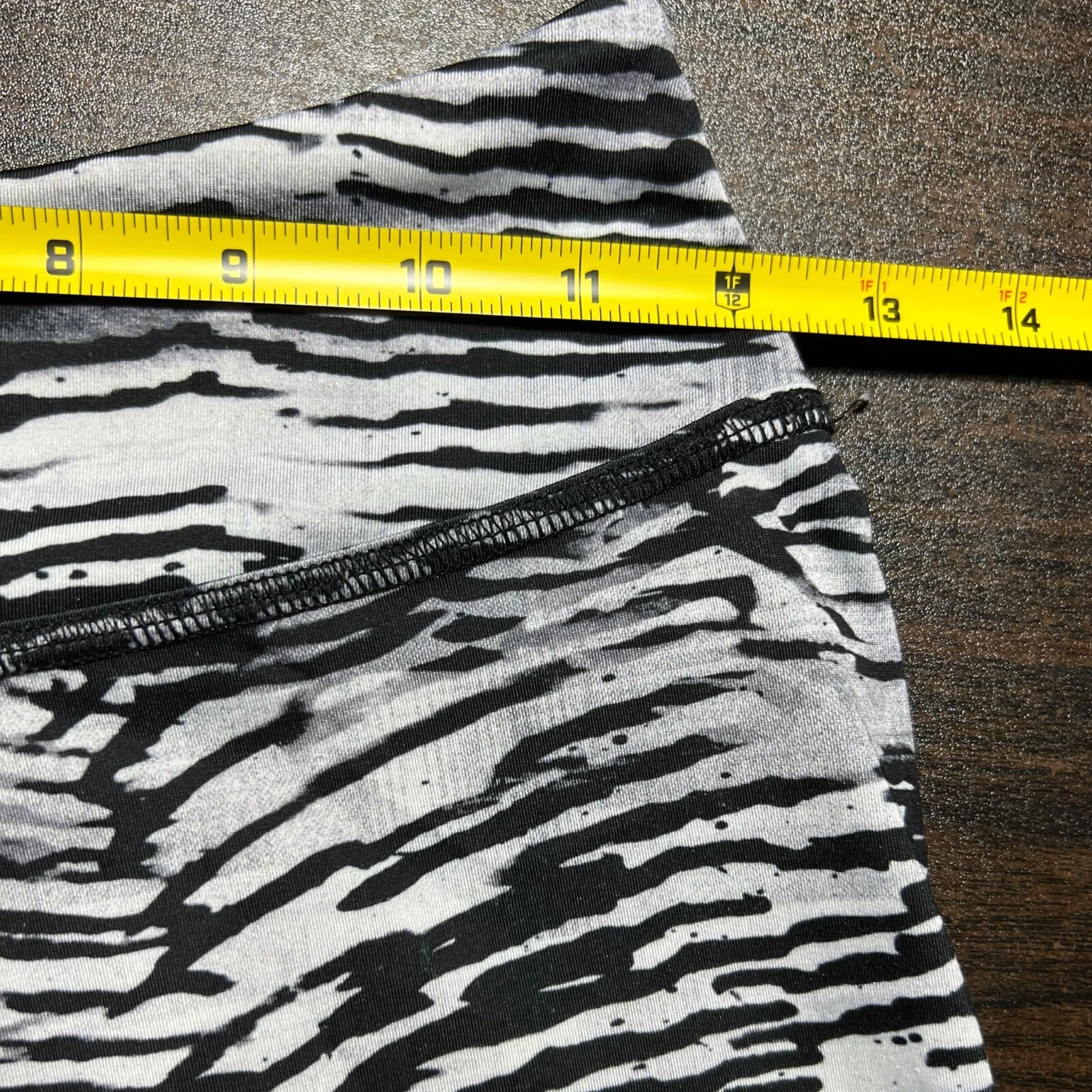 beyond-yoga zebra tiger stripe print cropped capri leggings