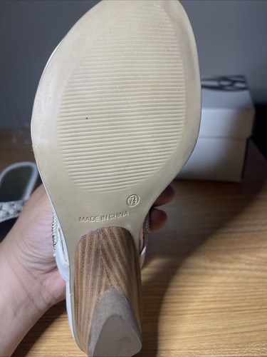 Nine West TRIVEA3Y women’s White/ Gold Thongs sandals With stones Sz 7.5M W/Box - Picture 17 of 24