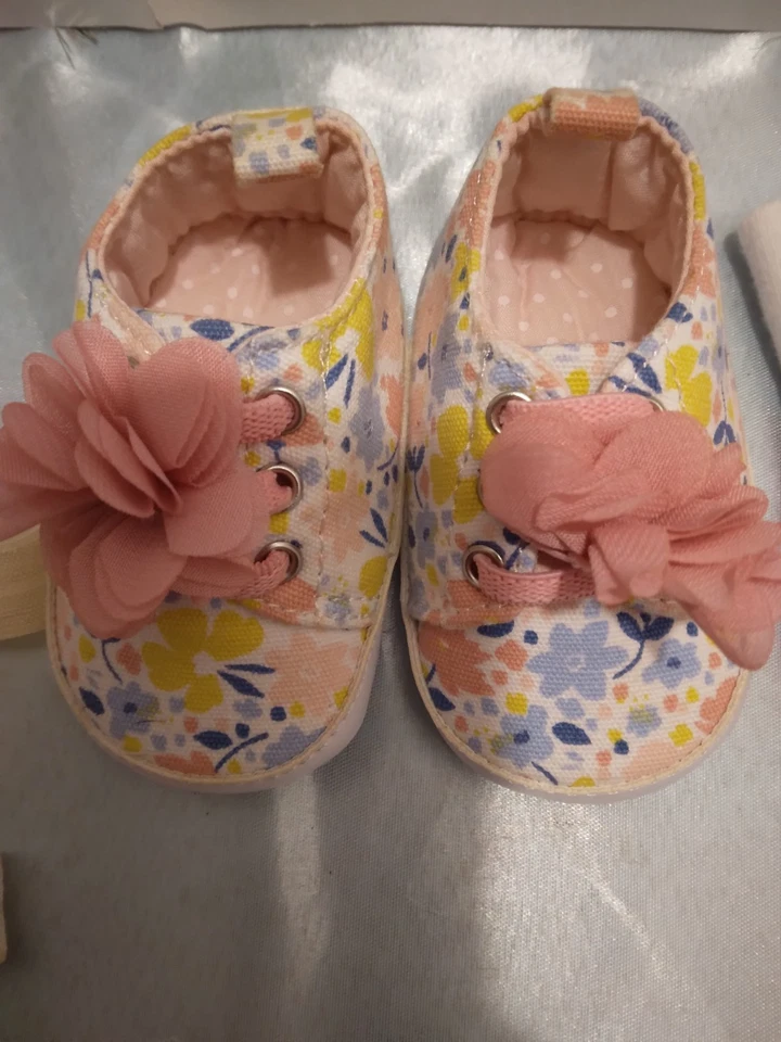 Lot of 11 Newborn Infant Baby Girl Bow Headbands 1 Set Of Shoes And Pair Of Sock - Image 4 of 4