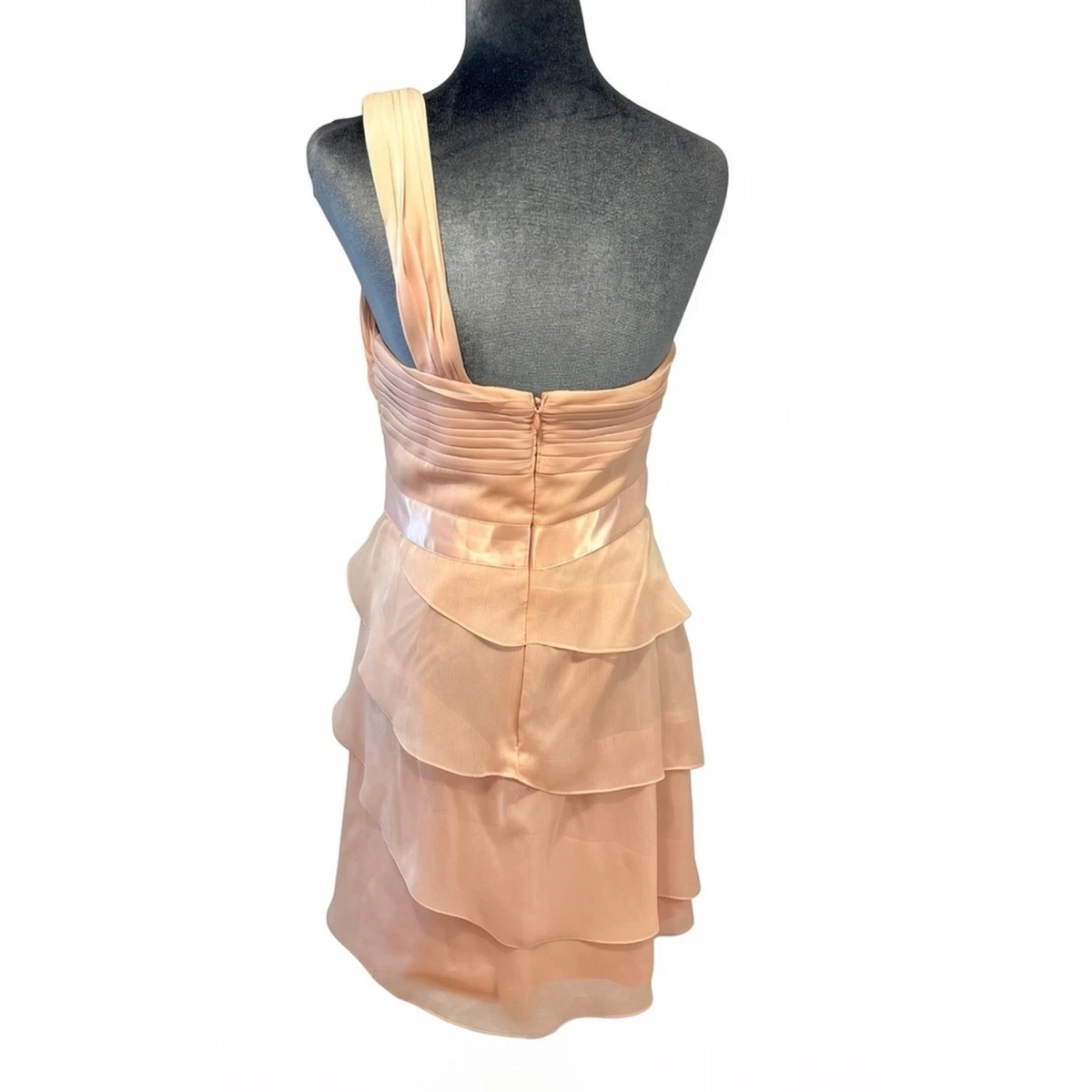 Vestido rosa rubor Adrianna Papell de un hombro con volantes de gasa