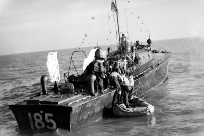 Ein Luft-Seenrettungsstart zupft RAF Besatzung sfaty nachdem sie d- 1942 4x6 Foto