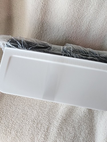 Tupperware BreadSmart Bread Keeper Junior bianco e nero NUOVO - Foto 3 di 4