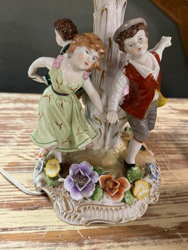 ANTIQUE: 1890'S DRESDEN LITHOPHANE PORCELAIN FIGURAL LAMP WITH PIERCED SHADE - Picture 10 of 15