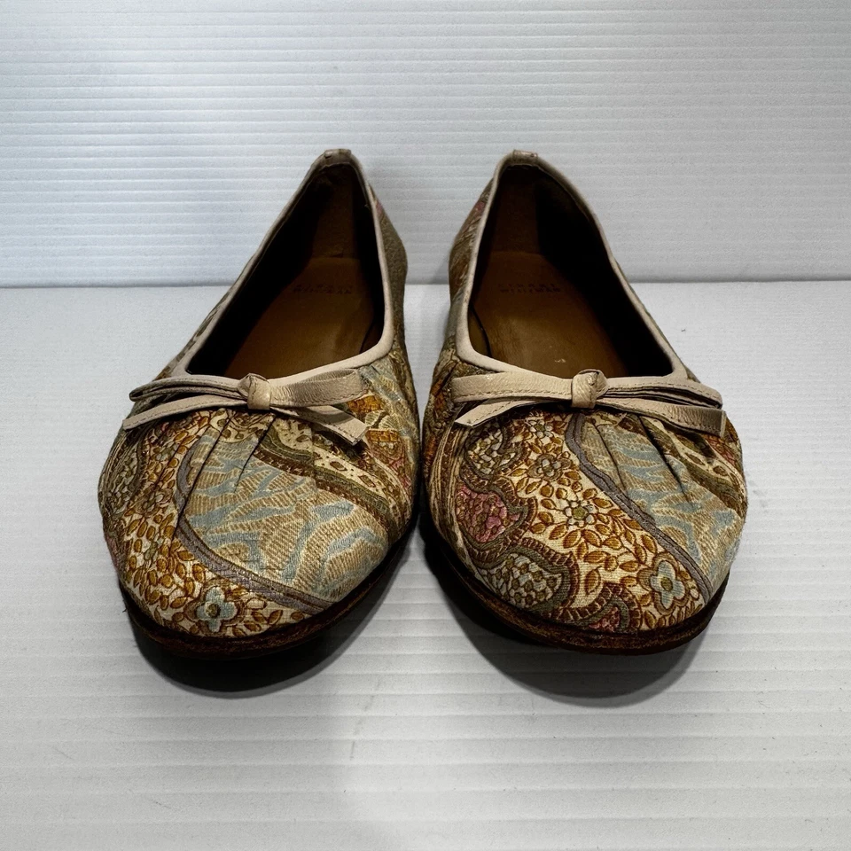Sapatilhas de balé Stuart Weitzman multicoloridas floral acabamento em couro paisley tamanho 8 1/2 - Imagem 4 de 4
