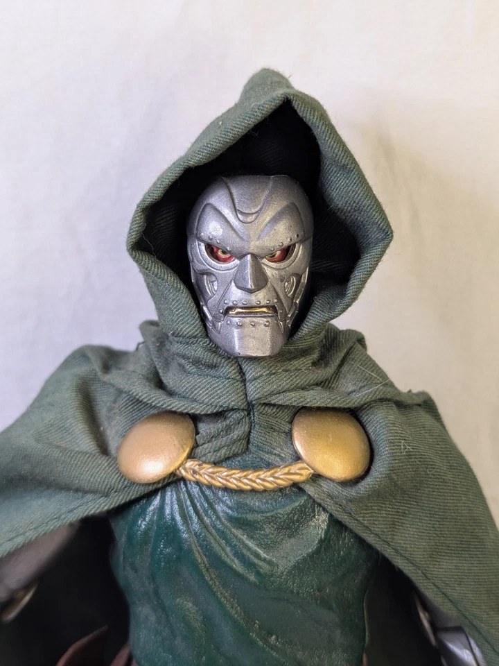 Figura de acción Hasbro Fantastic Four 2006 Doctor Doom 12" Marvel Legends Icons  Foto 3 de 4
