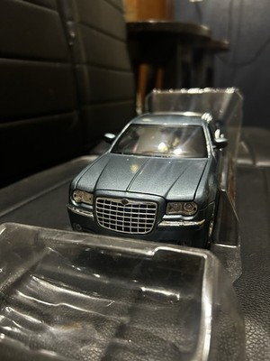 Maisto Chrysler 300C Hemi Diecast Car 1/18 Scale