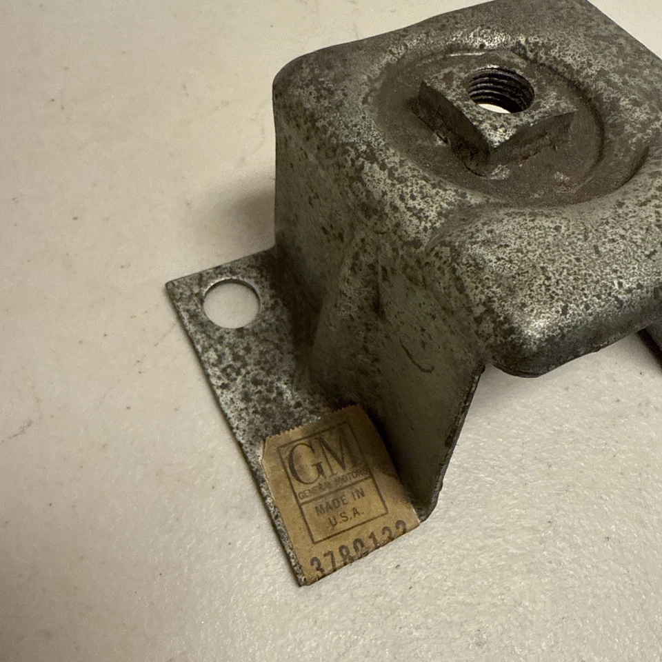 Chevrolet Impala 1961 + Belair + Biscayne + SW PLACA DE MONTAJE DE BLOQUEO DE CAPÓ 3780132 Foto 4 de 4