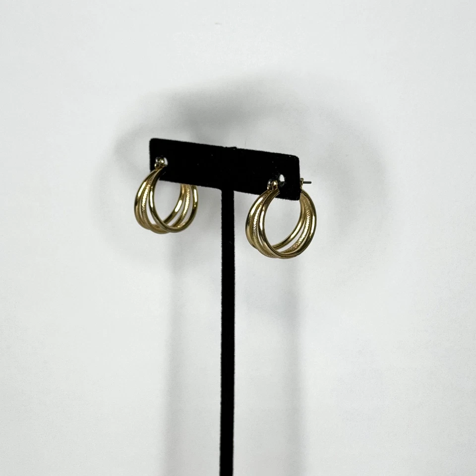 Pendientes de aro triple perforados tono dorado Foto 3 de 4