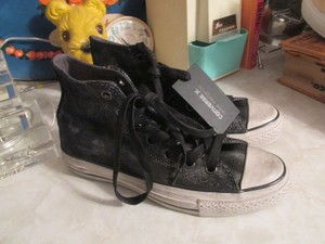 black converse painted